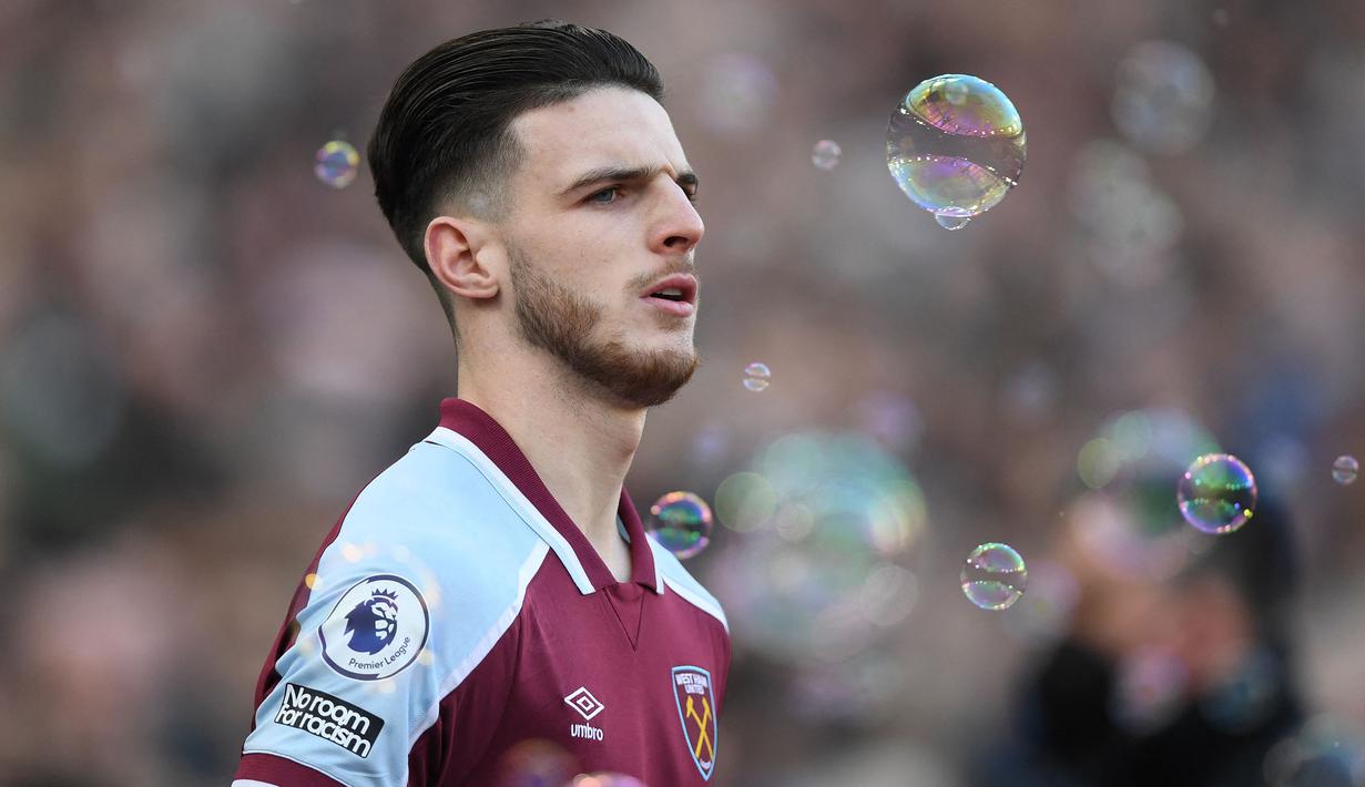 Declan Rice merupakan piar utama lini tengah West Ham United asuhan David Moyes. Penampilan apiknya membuat Rice banyak diincar oleh beberapa klub top Liga Inggris. Namun, The Hammers mematok harga sebesar 150 juta pounds yang ingin memboyong pemain 23 tahun ini. (AFP/Daniel Leal)