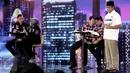 Anies Baswedan memperlihatkan sejumlah gambar saat debat final cagub DKI di Hotel Bidakara, Jakarta, Jumat (10/2). Menurut Anies, ide untuk membantu kaum difabel seharusnya melibatkan mereka. (Liputan6.com/Faizal Fanani)