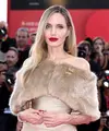 Angelina Jolie mencuri perhatian saat memasuki Palazzo del Cinema untuk pemutaran perdana global Maria karya Pablo Larrain selama gelaran Venice Film Festival 2024. [Foto: Instagram]