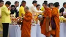 Perdana Menteri Thailand Prayuth Chan-ocha (kiri) menyapa para biksu dalam upacara di Grand Palace untuk memperingati ulang tahun ke-70 Raja Thailand Bhumibol Adulyadej berkuasa di Bangkok, Thailand (9/6). (REUTERS/Jorge Silva)