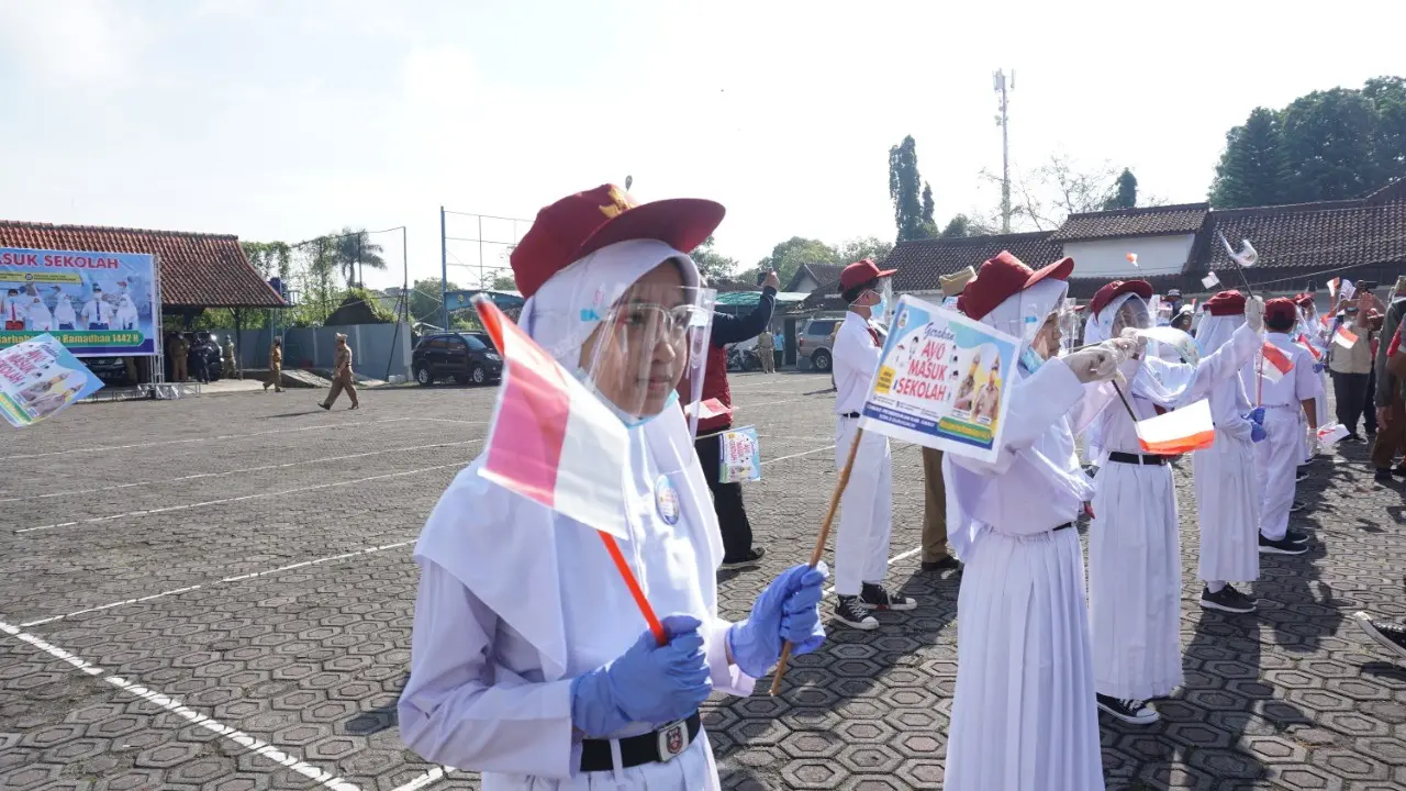 Puluhan siswa perwakilan PAUD hingga SMP mengikuti kampanye Ayo Masuk Sekolah yang digelar Pemda Garut di Lapangan Setda Garut, Jawa Barat.
