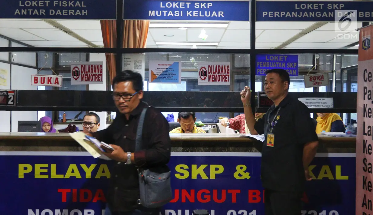 Pemilik kendaraan seusai membayar pajak saat Program Pemutihan Pajak Kendaraan Bermotor di Samsat Polda Metro Jaya, Jumat (16/11). Kebijakan pemutihan pajak kendaraan bermotor di Jakarta berlaku 15 November - 15 Desember 2018. (Liputan6.com/Johan Tallo)