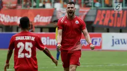 Striker Persija Jakarta, Marko Simic melakukan selebrasi dengan Riko Simanjuntak usai mencetak gol ke gawang 757 Kepri Jaya pada laga Piala Indonesia di Stadion Patriot, Bekasi, Rabu (23/1). Simic mencetak lima gol. (Bola.com/Yoppy Renato)