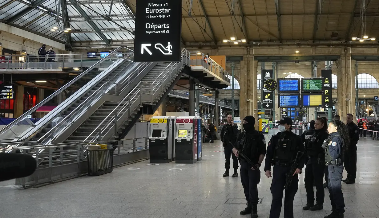 Petugas polisi mengamankan akses kereta Eurostar yang menghubungkan Prancis ke Inggris, di stasiun kereta Gare du Nord, Paris, Rabu (11/1/2023). Seorang penyerang dengan pisau melukai enam orang dalam serangan tak beralasan di stasiun kereta api Gare du Nord yang sibuk di Paris pada Rabu pagi sebelum ditembak oleh polisi," kata Menteri Dalam Negeri Prancis.  (AP Photo/Michel Euler)