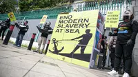 Sejumlah aktivis yang tergabung dalam Serikat Buruh Migran Indonesia (SBMI) melakukan aksi di depan Kedutaan Besar Republik Rakyat China, Jakarta, Kamis (17/12/2020). Aksi ini juga dilaksanakan dalam rangka peringatan Hari Buruh Migran Sedunia. (Liputan6.com/Faizal Fanani)