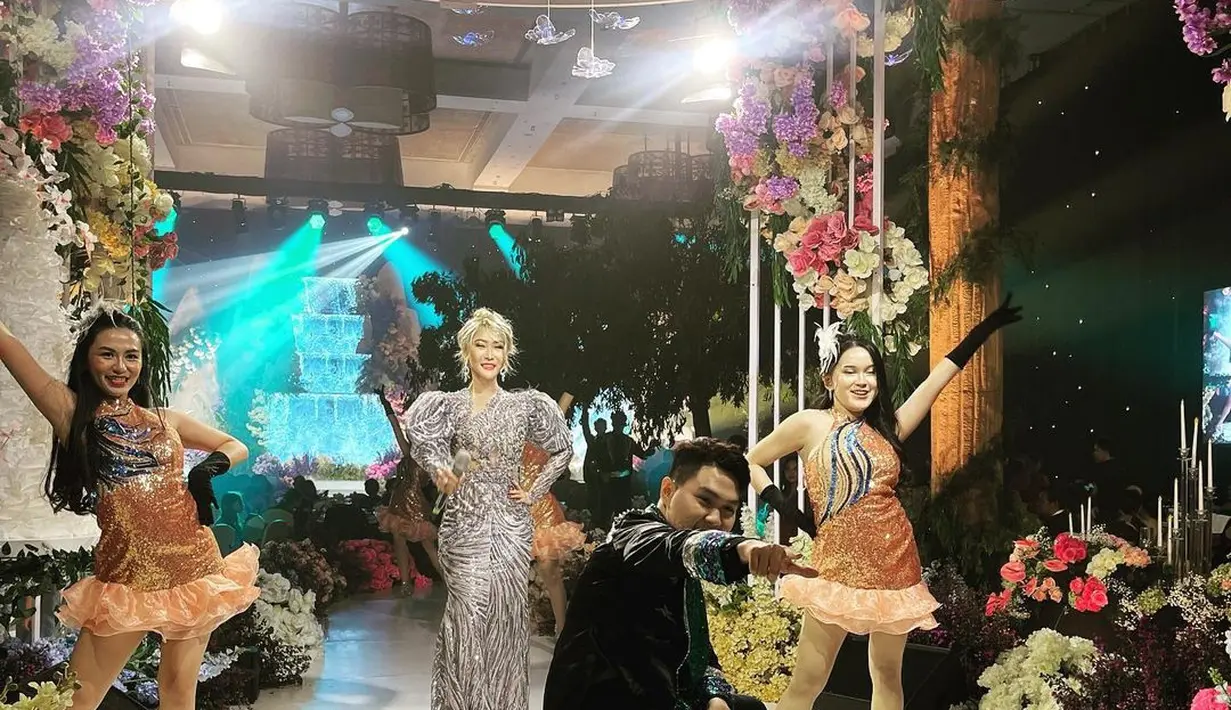 Penyanyi dangdut ini pun terlihat dengan warna rambut blonde yang terang, senada dengan gaun silvernya yang glamor. Foto: Instagram.