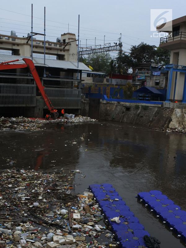 Petugas membersihkan sampah yang terbawa arus sungai Ciliwung, di Jakarta, Selasa (23/10). Dinas Lingkungan Hidup mengantisipasi terjadinya peningkatan volume sampah saat musim penghujan tiba di setiap pintu air Jakarta. (Merdeka.com/Imam Buhori)