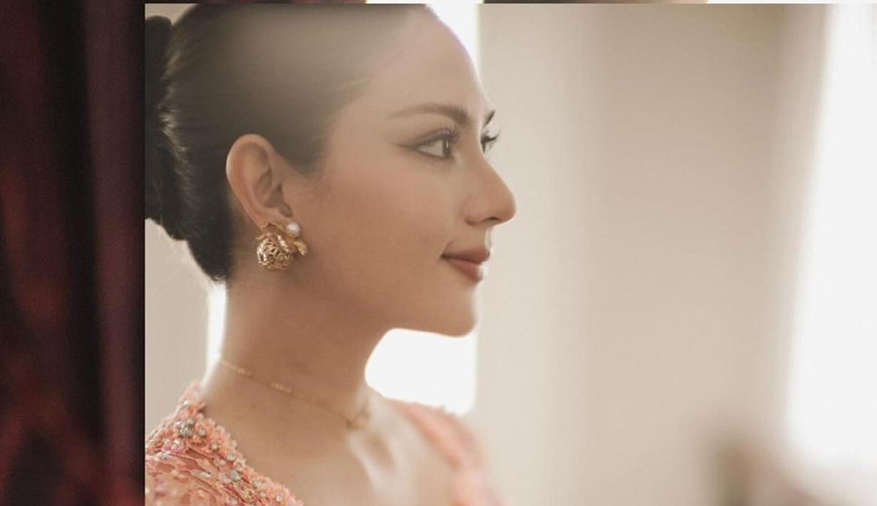 Perhiasan anting dan kalung yang dikenakannya cocok dengan kebaya yang dikenakannya. Rupanya perhiasan yang dipakai oleh istri Yakup Hasibuan ini dirancang khusus oleh desainer perhiasan Tulola Desain. Pamer senyuman manis, pesona Jessica Mila ramai dipuji. Tak hanya fokus dengan perhiasan Jessica Mila, netizen juga salah fokus dengan hidung artis yang akan segera dikaruniai anak pertama ini. (Liputan6.com/IG/@jscmila)