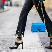 Ilustrasi stocking jaring yang lagi hits. (via: gabimay.com.gr)