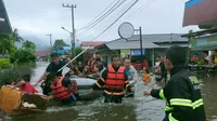 Banjir melanda sebagian besar Kota Padang, Sumatera Barat pada Jumat (14/7/2023). (Liputan6.com/ Damkar Padang)