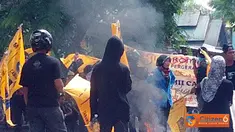 Citizen6, Sidrap: Aksi demo mahasiswa PMII memperingati Hari Anti Korupsi juga berlangsung di depan Kantor Kejaksaan Kabupaten Sidrap, Sulawesi Selatan. (Pengirim: Abdi Mantaring)