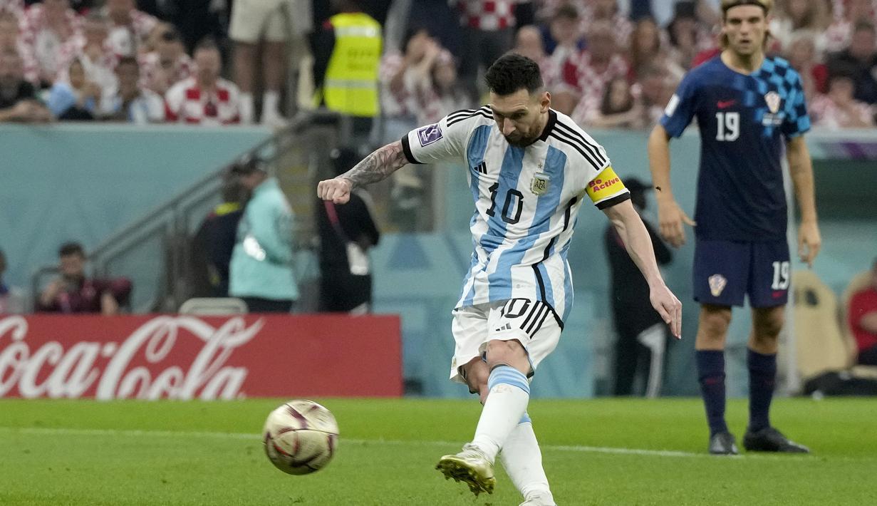 Dengan tambahan satu golnya ke gawang Kroasia, Lionel Messi telah mencetak total 5 gol di Piala Dunia 2022. Jika diakumulasikan dengan raihan golnya dalam 4 edisi Piala Dunia sebelumnya, maka ia total telah mencetak 11 gol dalam 25 laga di Piala Dunia, melewati rekor Gabriel Batistuta sebagai pemain Argentina dengan jumlah gol terbanyak di Piala Dunia dengan 10 gol. (AP Photo/Frank Augstein)