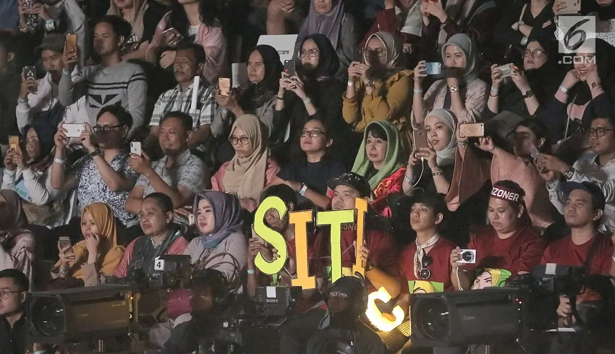 Penonton menyaksikan penampilan Siti Nurhaliza saat menggelar konser 'Dato Sri Siti Nurhaliza on Tour' di Istora Senayan, Jakarta, Kamis (21/2). Indonesia dipilih sebagai negara pertama yang dukunjungi dalam tur Siti Nurhaliza.  (Fimela.com/Bambang E Ros)