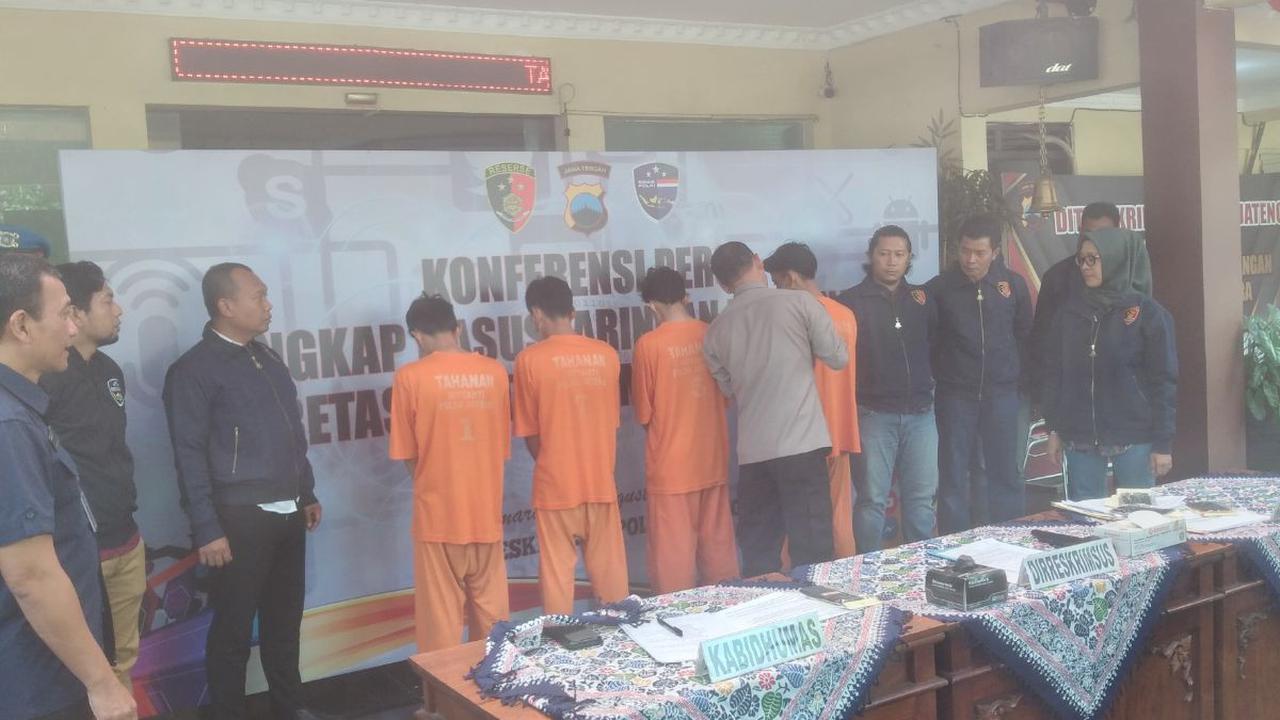 Polda Jateng meringkus ayah dan anak pelaku peretasan atau penyadapan handpone milik Kapolda Jateng Irjen Pol Ahmad Luthfi.