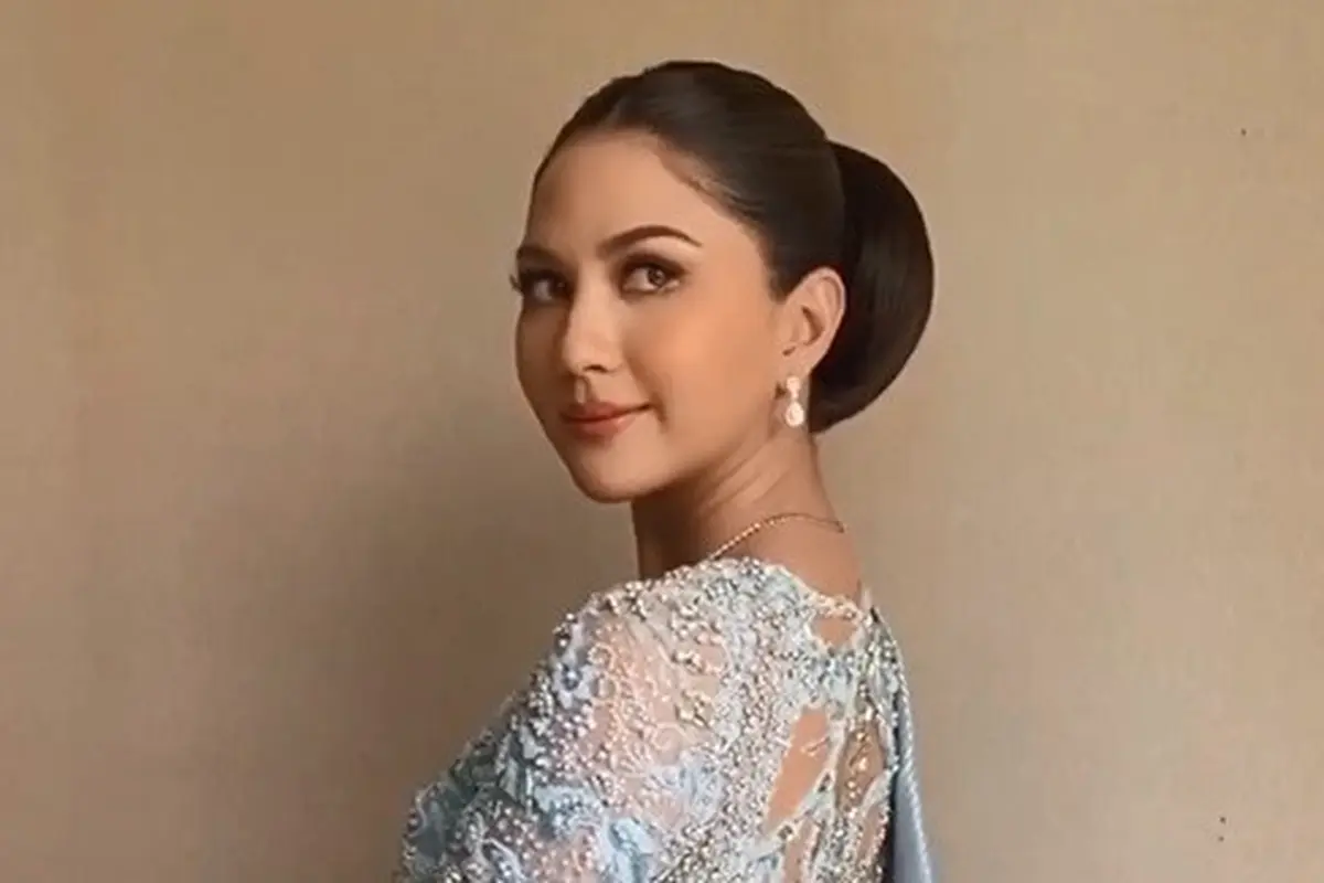 Pesona Jessica Mila dalam balutan kebaya dan songket untuk acara adat Martumpol. (Foto: Instagram/myrnamyura)