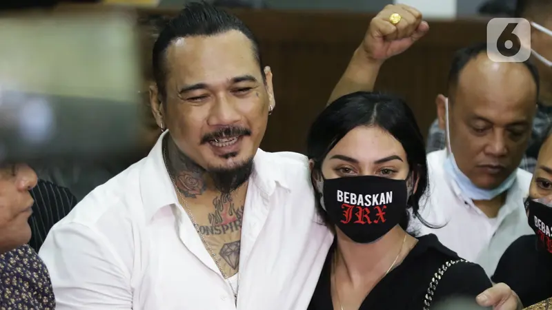 FOTO: Peluk Nora Alexandra, Jerinx Beri Keterangan Usai Sidang Putusan