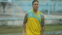 Marquee player Arema, Juan Pablo Pino menemui kendala untuk melakoni debut di Liga 1 2017 karena proses pengurusan KITAS belum rampung. (Bola.com/Iwan Setiawan)