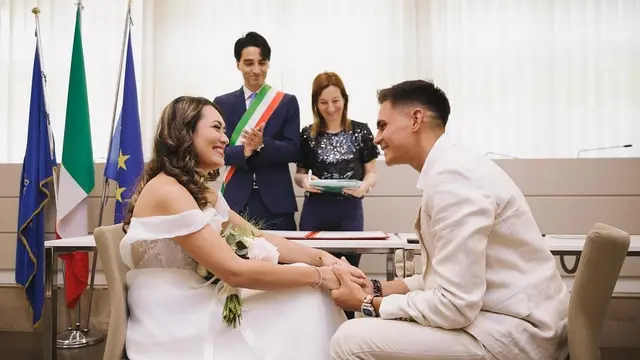 6 Potret Pernikahan Sipil Putri Pesepakbola Cristian Gonzales di Italia, Tampil Anggun dalam Balutan Gaun Internasional