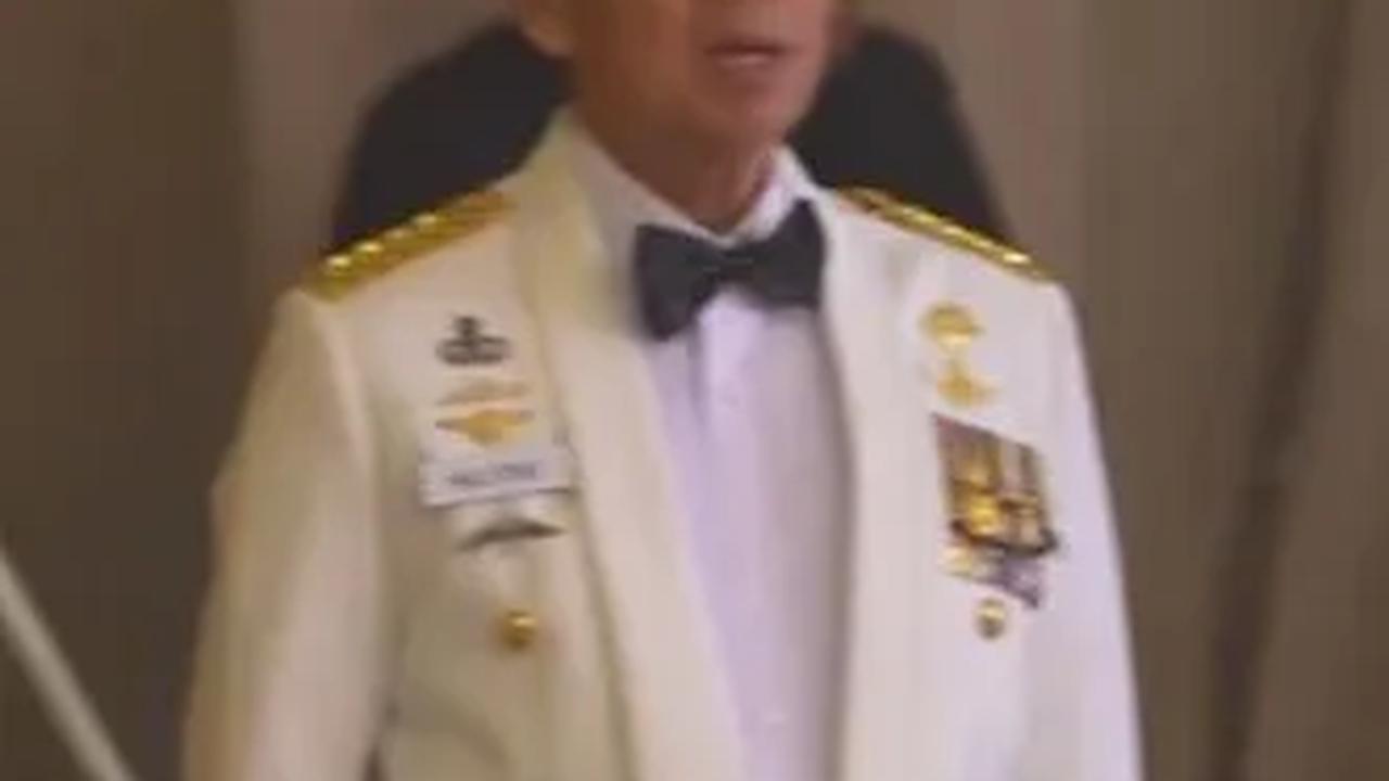 Eks Kasad ini juga tampil begitu gagah dengan seragam berwarna putih miliknya.  <br>