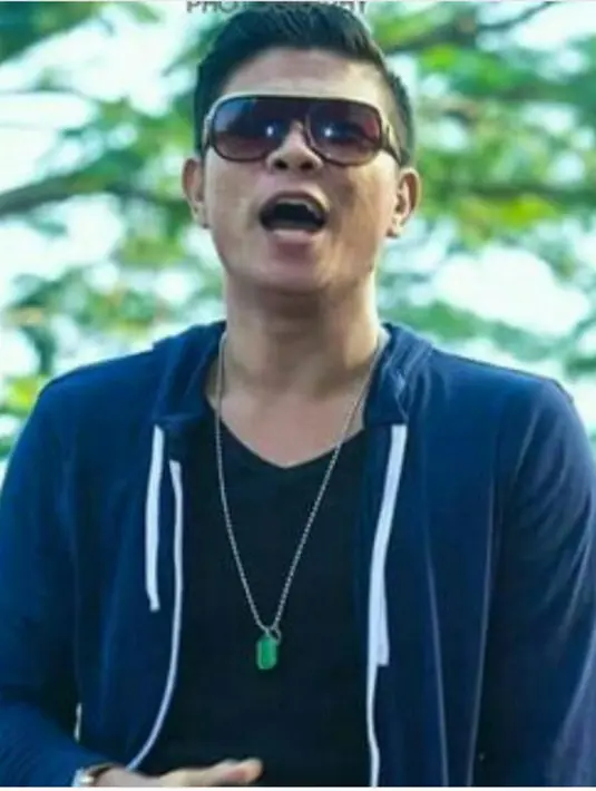 Alasan sudah tidak ada lagi kepercayaan dan saling cemburu membuat menceraikan ke tiga istrinya. Pertama ia menikah dengan Ade Bunga Niari, Anggie dan seorang model Nadine. Setelah itu menikah lagi dengan Icha. Dan berharap menjadi terakhir kalinya. 