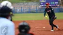 Pesoffball putri DKI Jakarta, Isti Dewiyanti melempar bola saat laga melawan Papua di penyisihan PON XIX di Lapangan Softball UPI, Bandung, Sabtu (24/6). DKI Jakarta menang 16-0 atas Papua. (Liputan6.com/Helmi Fithriansyah)