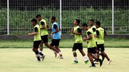 Sejumlah pemain dan asisten pelatih Persikabo 1973 melakukan pemanasan saat sesi latihan perdana di Lapangan Samudra, Badung, Bali, Minggu (03/01/2022). Latihan tersebut menjadi bagian dari persiapan menghadapi Arema FC di laga lanjutan BRI Liga 1 pada 5 januari mendatang. (Bola.com/Nandang Permana)
