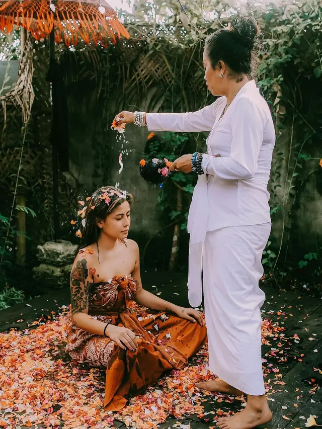 Sampai Menangis, Ini 7 Momen Awkarin saat Jalani Ritual Melukat