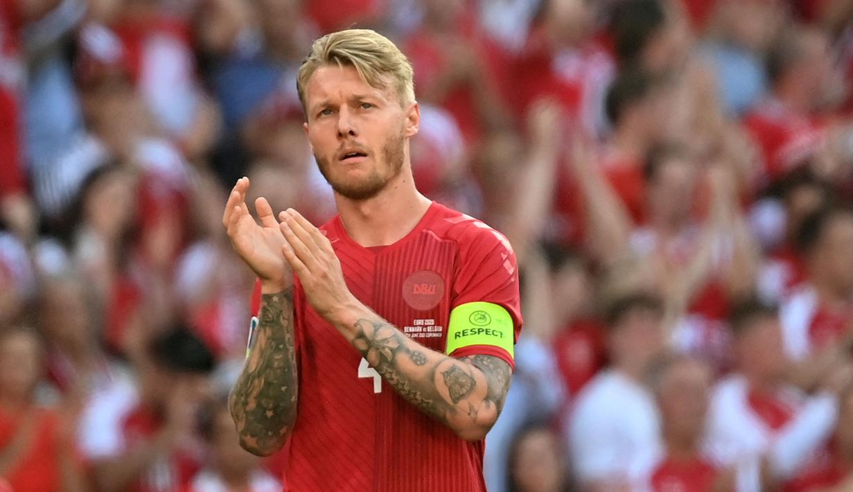 Penampilan impresif Timnas Denmark di ajang Euro 2020 tak lepas dari kepemimpinan sang kapten Simon Kjaer. The Dinamit bahakan mampu tembus hingga semifinal di ajang tersebut. Saat ini, Kjaer dipercaya sebagai pemain belakang AC Milan di Liga Italia. (AFP/Pool/Jonathan Nackstrand)