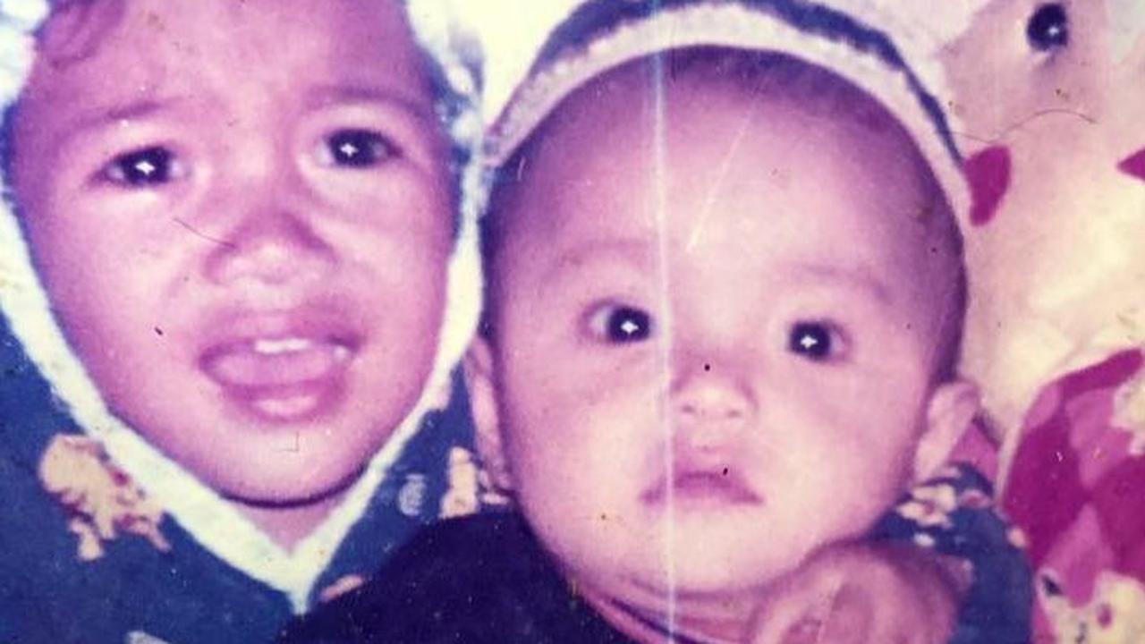 Ini potret kebersamaan kedua anaknya semasa kecil. Tampak usia keduanya yang masih balita.
