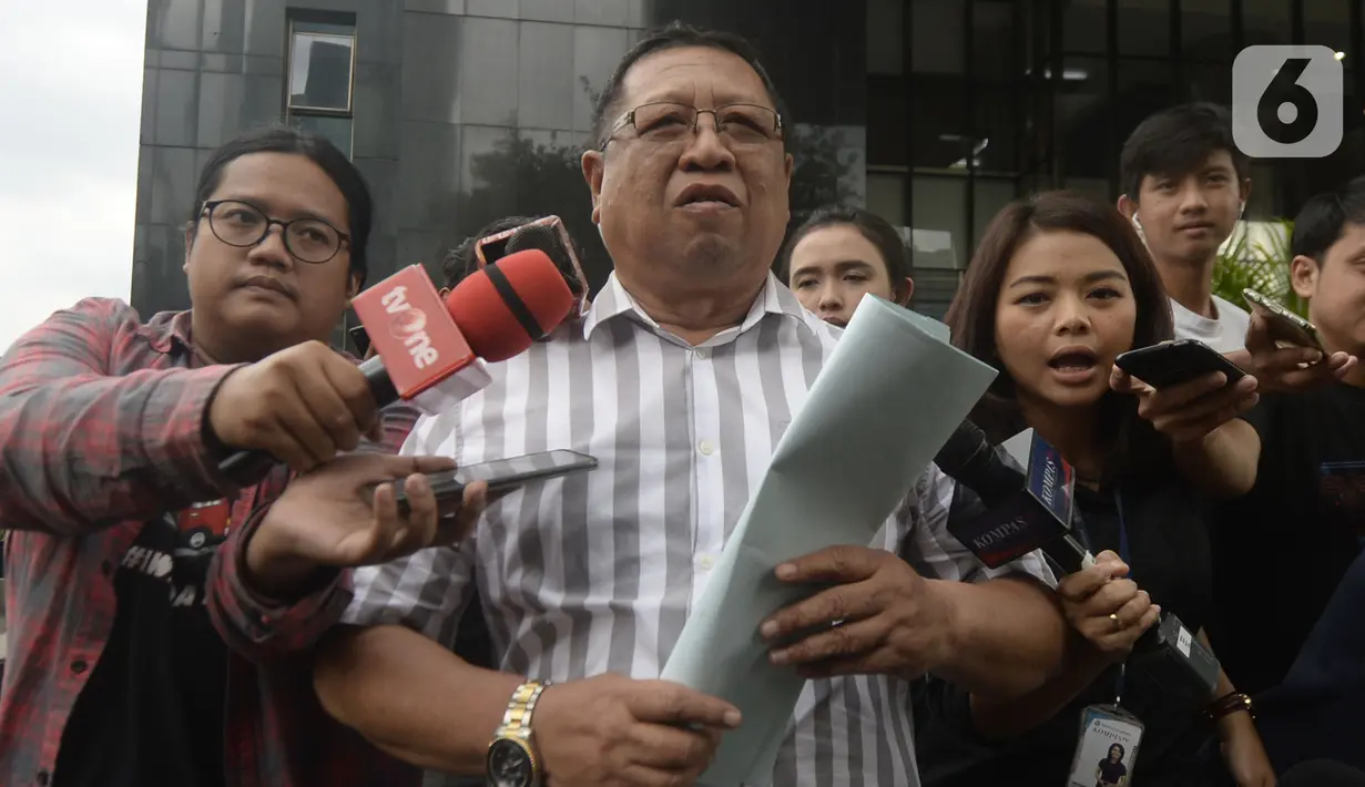 Bupati  Tulungagung, Maryoto Birowo usai menjalani pemeriksaan oleh penyidik di Gedung KPK, Jakarta, Selasa (11/2/2020). Maryoto Birowo diperiksa sebagai saksi untuk tersangka mantan Ketua DPRD Tulungagung Supriyono. (merdeka.com/Dwi Narwoko)