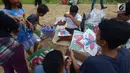 Pedagang layang-layang melayani pembeli saat berjualan di tepi Kanal Banjir Timur (KBT), Jakarta, Jumat (5/7/2019). Layang-layang sangat diminati berbagai kalangan dari anak-anak hingga orang dewasa. (merdeka.com/Imam Buhori)