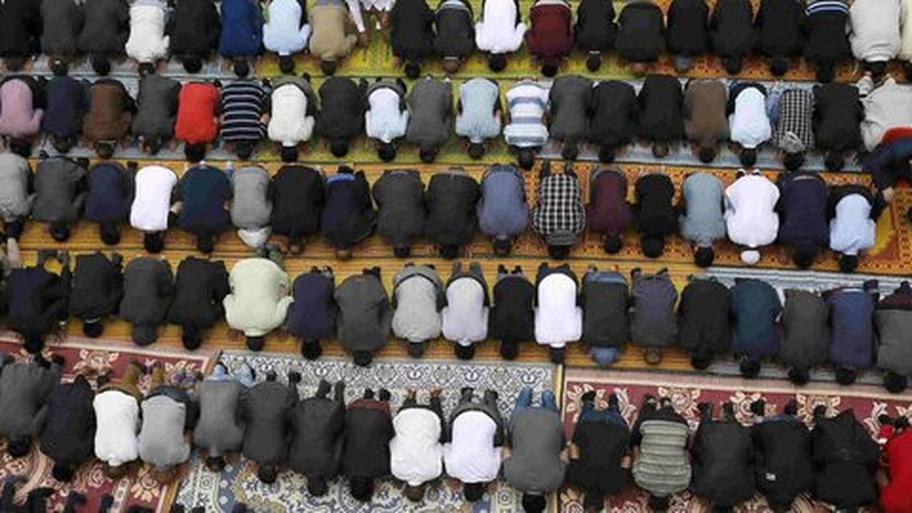 Jika salat Id jatuh pada hari Jumat, kewajiban salat Jumat gugur?