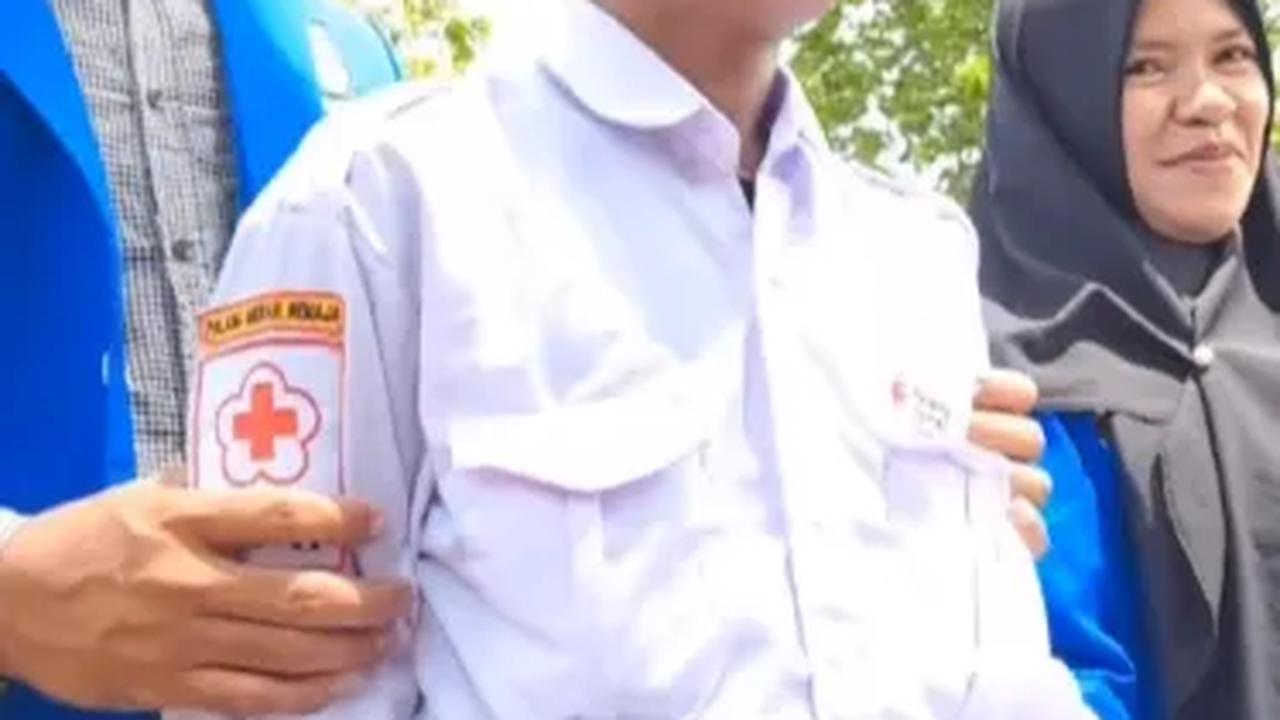 "Gimana badannya sakit gak, naik tiang bendera itu," tanya salah satu peserta.

Riski hanya tersenyum.
