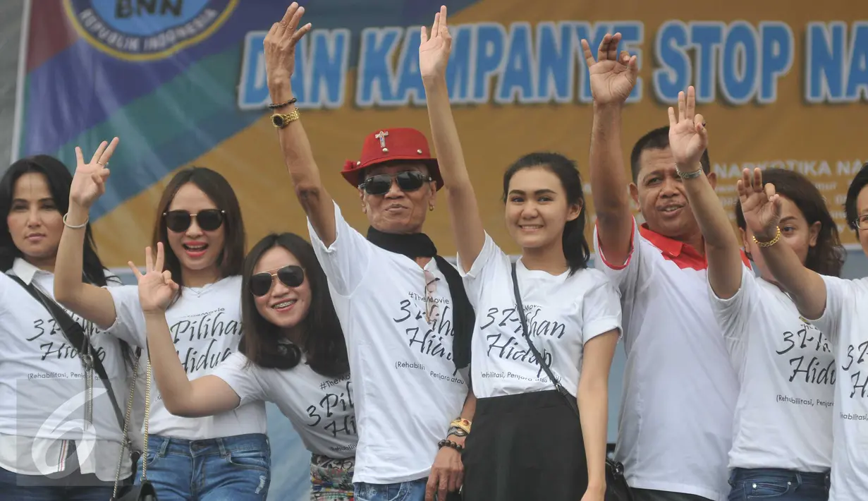 Pelawak Srimulat, Kabul Basuki atau Tessy (topi merah) beserta para sejumlah kalangan saat mengkampanyekan untuk tidak memakai Narkoba di Lapangan Kota Tua, Jakarta, Jumat (26/2).(Liputan6.com/Gempur M Surya)
