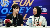 Pemain Red Sparks, Megawati Hangestri Pertiwi (kanan) bercanda dengan Yeum Hye-seon saat konferensi pers jelang laga Fun Volleyball 2024 melawan Indonesia All Stars di Hotel Mulia, Senayan, Jakarta, Jumat (19/04/2024). (Bola.com/Bagaskara Lazuardi)