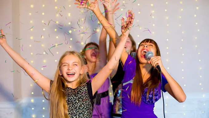 Ilustrasi karaoke bersama anak-anak