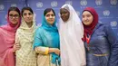 Peraih Nobel Perdamaian, Malala Yousafzai bersama aktivis Kainat Riaz, Shazia Ramzan, Amina Yusuf dan Salam Masri berfoto bersama usai memberikan keterangan pers setelah berpidato di Majelis Umum PBB, New York, Jumat (25/9). (REUTERS/Darren Ornitz)