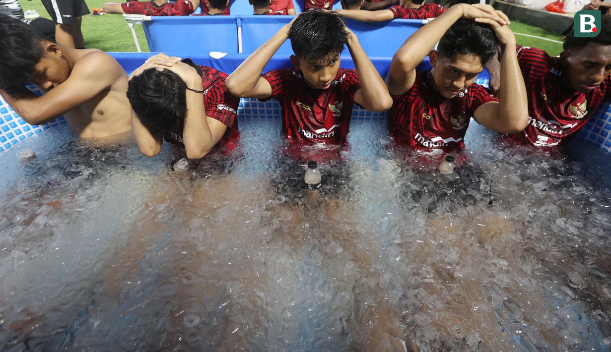 Ice bath atau berendam dengan air es umumnya dilakukan setelah melakukan aktivitas fisik yang berat. (Bola.com/M Iqbal Ichsan)