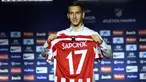 Penyerang baru Atletico Madrid,  Ivan Saponjic berpose dengan seragam klub barunya selama pengenalan resmi dirinya di stadion Wanda Metropolitano di Madrid (12/7/2019). Atletico Madrid secara resmi mengumumkan perekrutan Ivan Saponjic dari Benfica. (AFP Photo/Oscar Del Pozo)