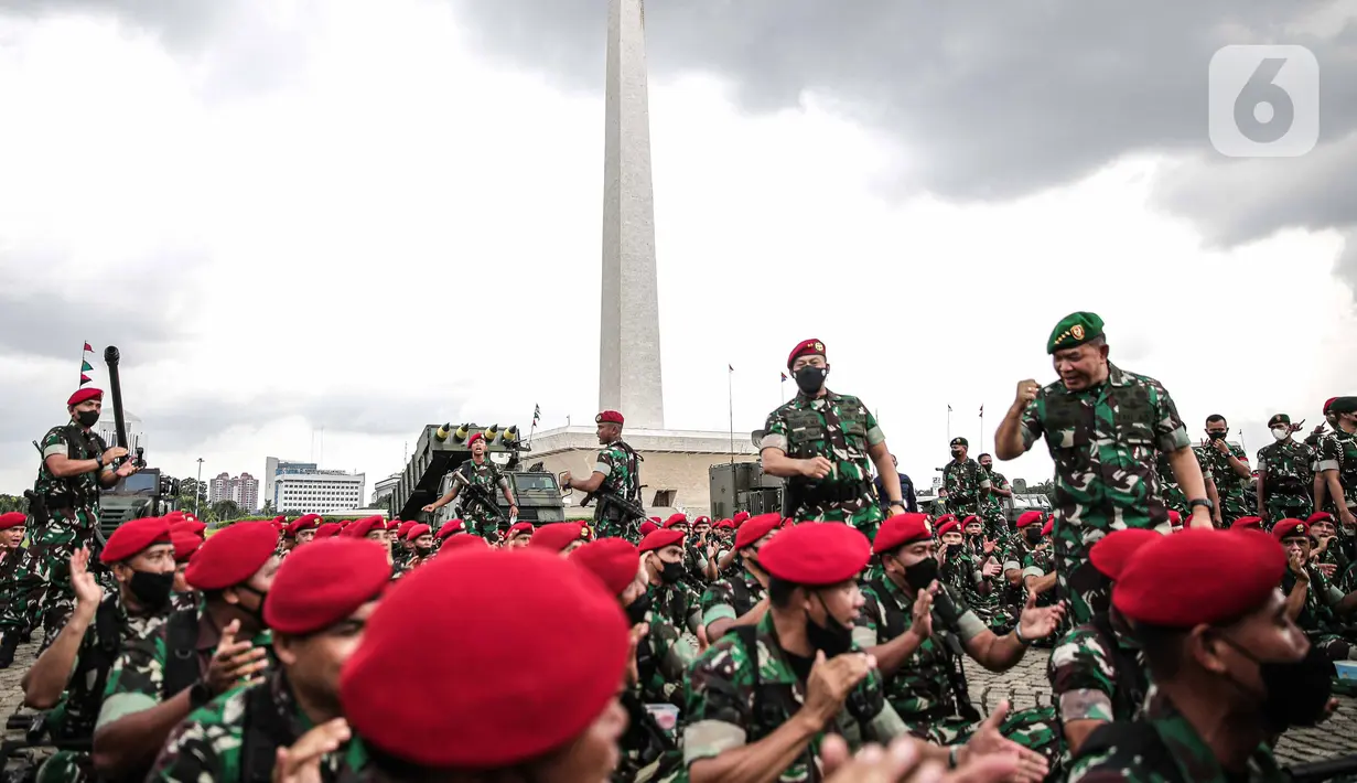 Kepala Staf Angkatan Darat (KSAD) Jenderal Dudung Abdurachman meninjau pasukan usai memimpin Apel Gelar Pasukan Jajaran TNI AD di Lapangan Monas, Jakarta, Selasa (25/1/2022). Pasukan TNI AD dan Alutsista dipamerkan saat mengikuti gelar apel pasukan. (Liputan6.com/Faizal Fanani)