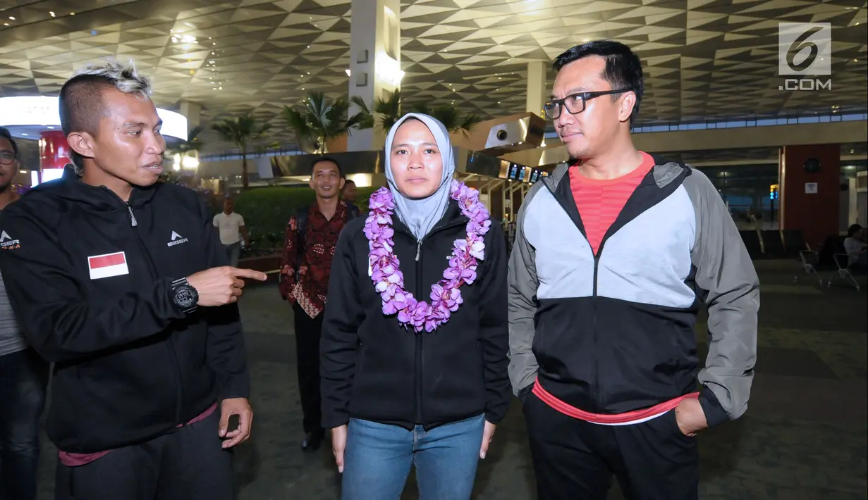 Menpora, Imam Nahrawi (kanan) bersama atlet panjat tebing putri Indonesia, Aries Susanti Rahayu (tengah) di Bandara Soetta, Tangerang, Rabu (16/5). Aries berhasil meraih emas pada IFSC World Cup Chongqing di Tiongkok. (Liputan6.com/Helmi Fithriansyah)