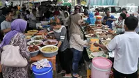 Keramaian warga saat berburu makanan dan minuman untuk berbuka puasa atau takjil di kawasan Bendungan Hilir, Jakarta, Kamis (17/5). Selain warga, kawasan ini juga ramai dikunjungi pekerja kantoran yang ingin mencari takjil. (Merdeka.com/Iqbal Nugroho)