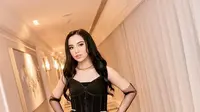 4 Ide Gaun Hitam dengan Sentuhan Batik Modern ala Selebriti, Cantik Memesona