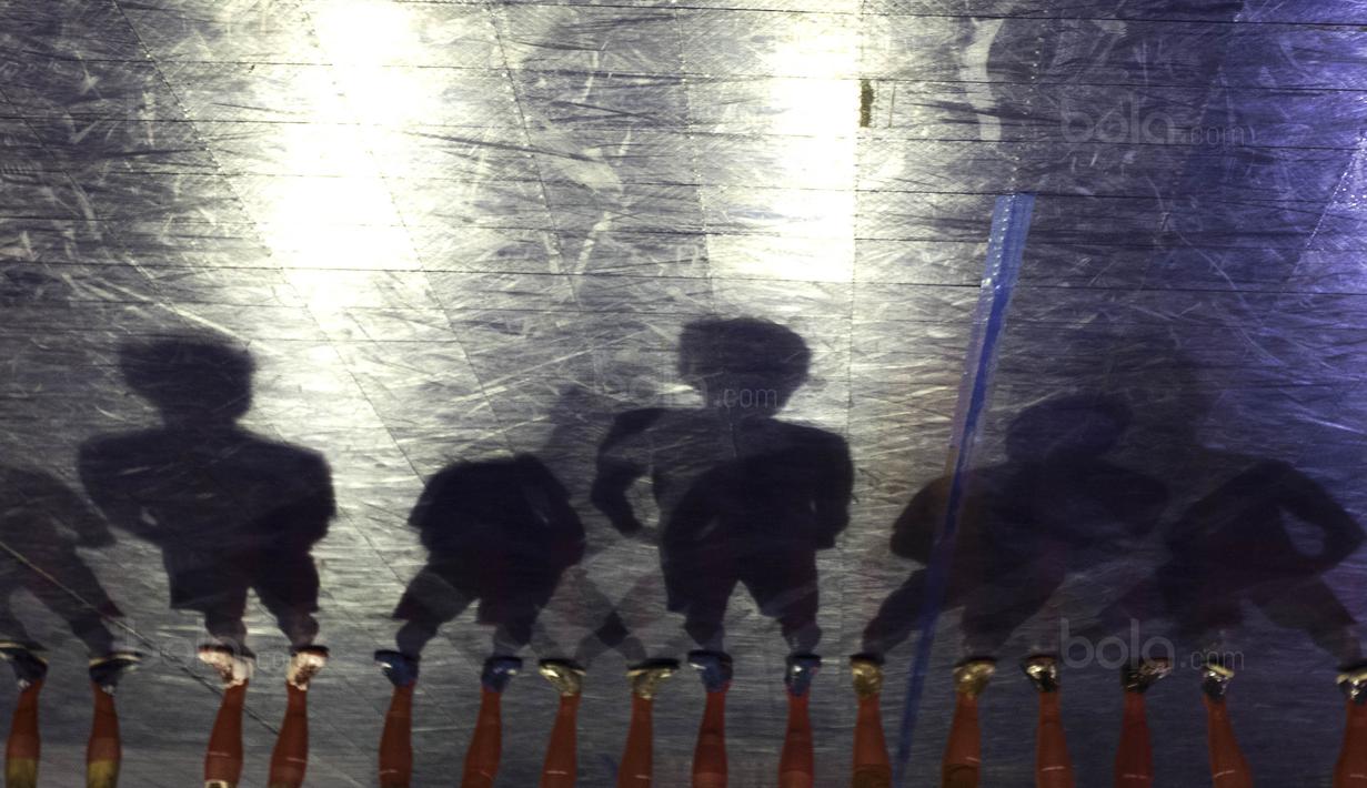 Para pemain Merah Jaya Bekasi bersiap melawan Adira FC  pada Grand Final Super Soccer Futsal Battle 2017 di Bintaro Xchange, Tangerang, Minggu (22/10/2017). Adira FC menang adu penalti atas Merah Jaya Bekasi. (Bola.com/Vitalis Yogi Trisna)