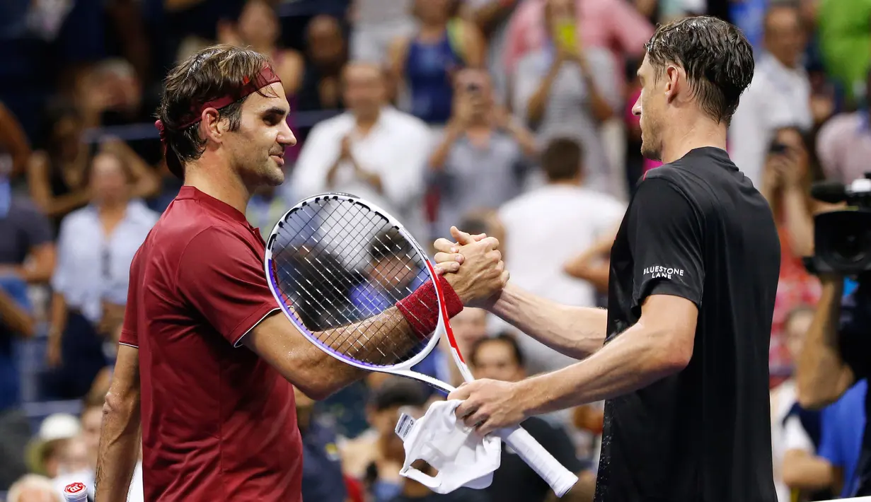 Petenis Swiss, Roger Federer bersalaman dengan John Millman dari Australia usai pertandingan 16 besar AS Terbuka 2018 di New York, (4/9). Federer kalah dari John Millman 3-6, 7-5, 7-6 (9-7), 7-6 (7-3). (AP Photo/Jason DeCrow)