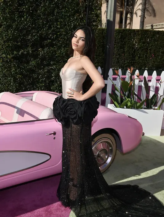 Aksen korset pada gaunnya memeluk tubuh petitenya dengan sempurna.  [Foto: Instagram/ Yogie Pratama]