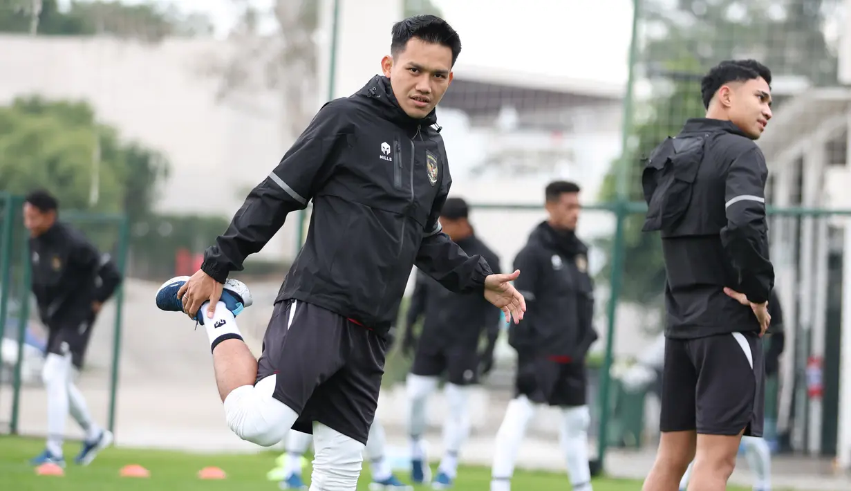 Pemain Timnas Indonesia, Witan Sulaiman, melakukan peregangan otot saat mengikuti pemusatan latihan di Turki, Kamis (21/12/2023). (Dok. PSSI)