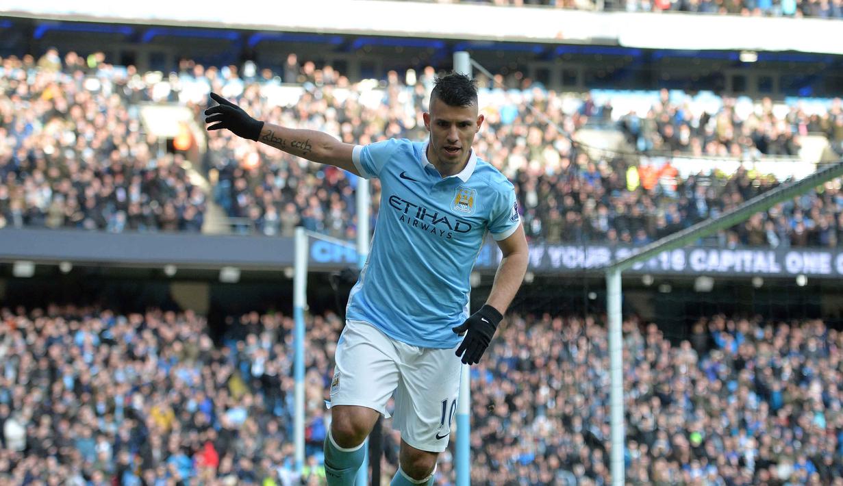 Pemain Manchester City, Sergio Aguero merayakan golnya ke gawang Aston Villa pada lanjutan Liga Inggris pekan ke-29.  (AFP/Paul Ellis)