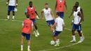 Para pemain Chelsea mengikuti sesi latihan di Singapura, Senin (24/7/2017). Chelsea akan bersua Bayern Munchen pada laga International Champions Cup 2017. (AFP/Roslan Rahman)