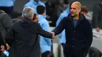 Dua pelatih, Jose Mourinho (Tottenham Hotspur) dan Pep Guardiola (Manchester City), bersalaman usai laga lanjutan Liga Inggris pekan ke-9 di Tottenham Hotspur Stadium, London, Minggu (22/11/2020) dini hari WIB. Tottenham menang 2-0 atas City. (AFP/Neil Hall/Pool)